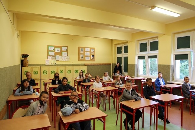 W inowrocławskich szkołach podstawowych nie odbyły się dziś tradycyjne apele. Uczniowie powitali nowy rok szkolny w klasach