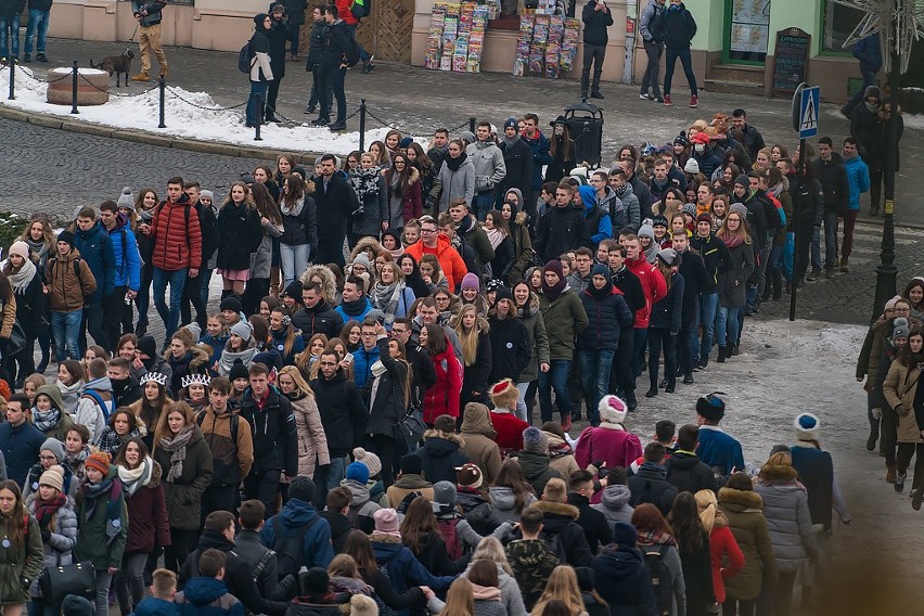 Jubileuszowy Polonez sądeckich maturzystów przed ratuszem