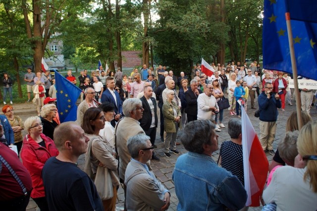We wtorek o godz. 19. przed sądem rejonowym w Słupsku zgromadzili się przeciwnicy projektu ustawy o Sądzie Najwyższym.