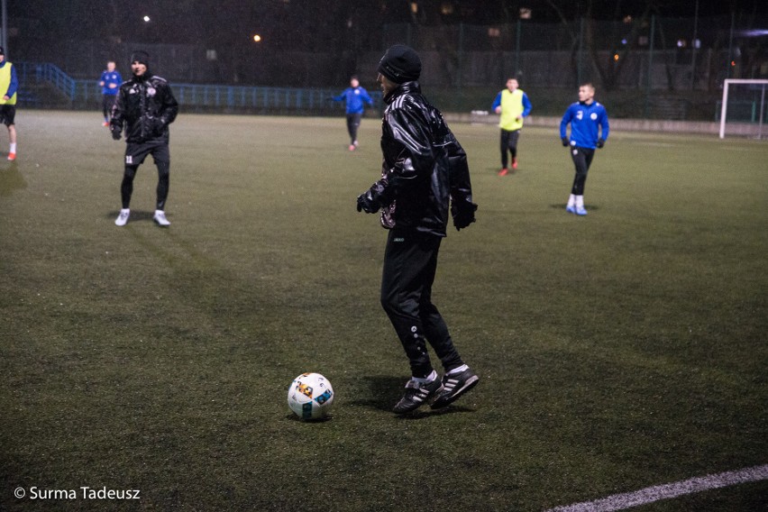 Piłkarze Błękitnych Stargard trenują na stadionie przy ulicy...