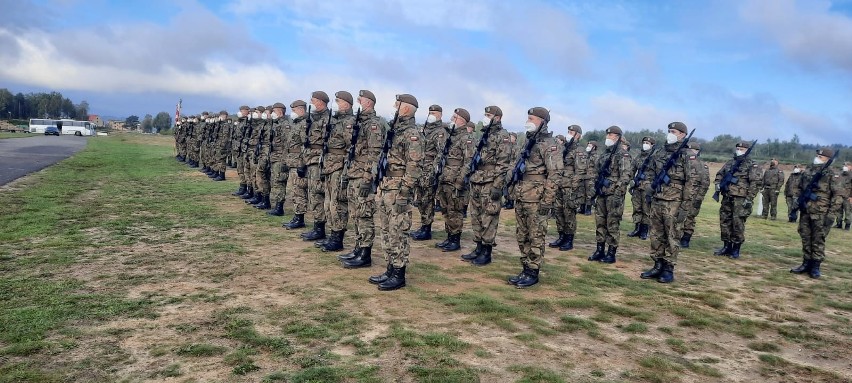 Żołnierze Obrony Terytorialnej z Radomia i Grójca złożyli przysięgę na poligonie
