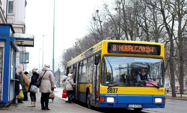 Kupując karnet w autobusie lepiej mieć odliczoną gotówkę.