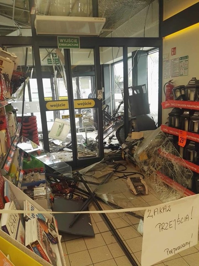 Pierwsze zdjęcia z włamania do bankomatu w Biedronce w Małomicach pojawiły się na Facebook'u Hejted Żagań.