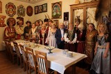 Piękne stroje i tradycje. Spotkanie wielkanocne Świętokrzyskiego Bractwa Kurkowego w Mostkach (ZDJĘCIA)