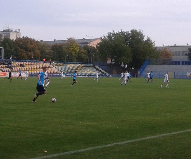 Piłkarze Błękitnych (niebieskie koszulki) wygrali piąty mecz w tym sezonie.