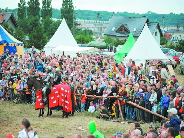 Tak wyglądał w zeszłym roku plac przed tuszyńskim grodem, na którym toczyły się  pojedynki rycerskie i bitwa. W tym roku, jeśli dopisze pogoda, ludzi będzie więcej