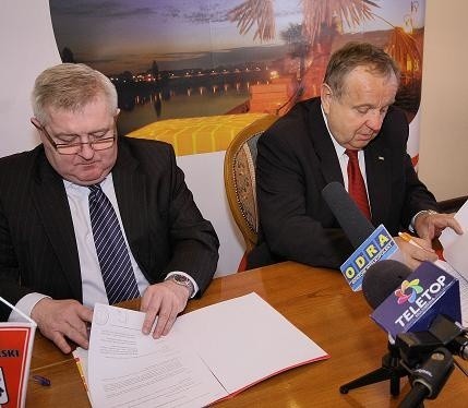 Prezydent Gorzowa Wlkp. Tadeusz Jędrzejczak (z lewej) i prezes Caelum Stali Władysław Komarnicki podpisują umowę o organizacji DPŚ