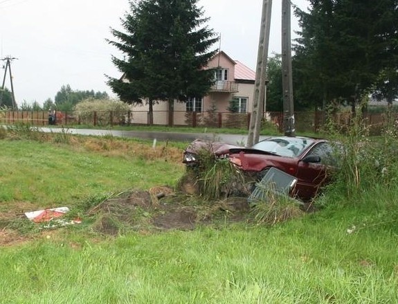 Mitsubishi galant prowadzone przez 16-latka wylądowało w rowie.