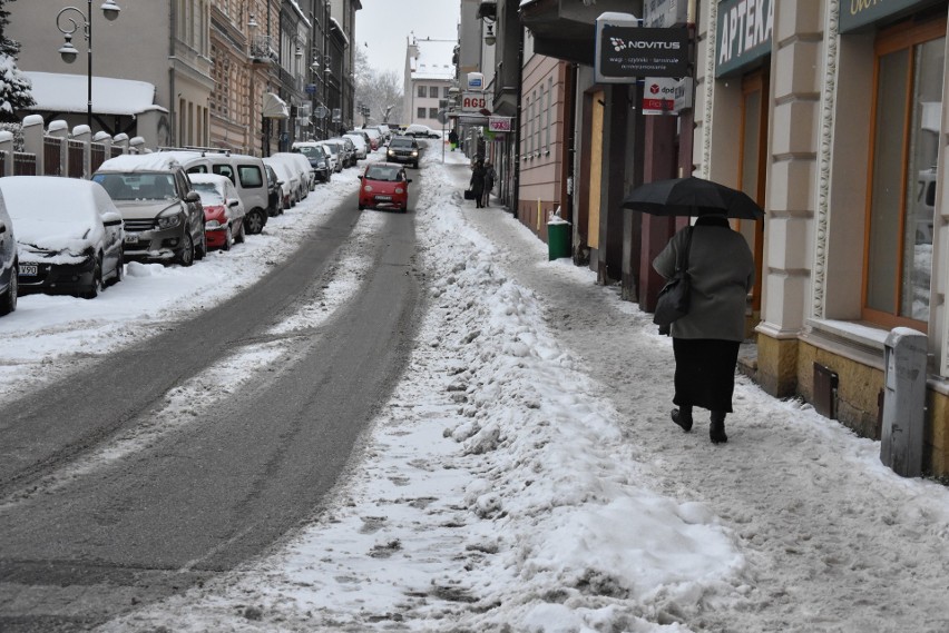 Chrzanów, Olkusz. Miasta i wsie pokryły zwały śniegu. Piesi wciąż przedzierają się przez zasypane chodniki [ZDJĘCIA]