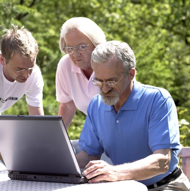 Seniorzy są coraz bardziej aktywni. Uprawiają sport, chodzą na wycieczki i oswajają się z techniką. Korzystają z komputerów, są obecni na portalach społecznościowych. Targi są kierowane do nich