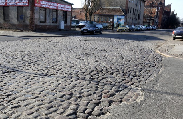 Ta ulica ma jedną z najgorszych nawierzchni w centrum miasta.