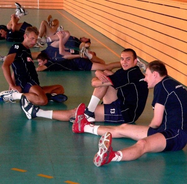 Drużyna Jadaru rozpoczęła przygotowania do nowego sezonu. Na pierwszym planie od prawej Grzegorz Kokociński, Sebastian Pęcherz i Piotr Lipiński.