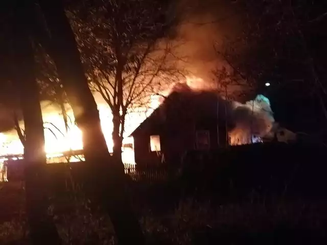 Dwóm osobom udało się uciec, a dwie zginęły w płomieniach. To tragiczny finał pożaru, który wybuchł dziś wieczorem.Zdjęcia pochodzą ze strony: OSP Nowy Dwór