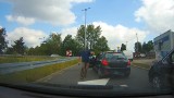 Drogowy szeryf zablokował jezdnię w Katowicach i doprowadził do kolizji. Policja ukarała go mandatem