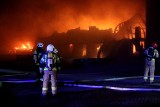 Olbrzymi pożar w Pietrzykowicach pod Wrocławiem. Hala magazynowa stanęła w ogniu [ZDJĘCIA]