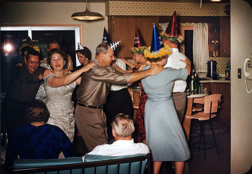 Imprezy sylwestrowe na kolorowych zdjęciach z lat 50. i 60....