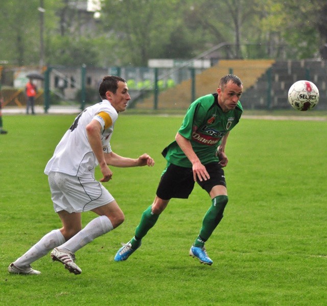 Piłkarze drugoligowej Stali Stalowa Wola (zielono-czarne stroje) w dramatycznych okolicznościach przegrali na własnym stadionie z Okocimskim Brzesko 0:2.