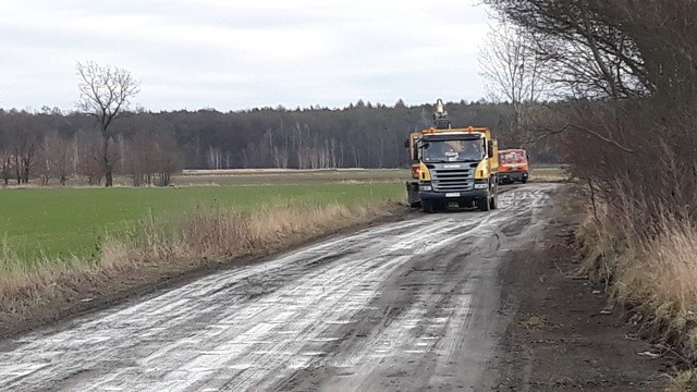 Robotnicy m.in. utwardzą nawierzchnią, wykonają zjazdy na posesje i mijanki.