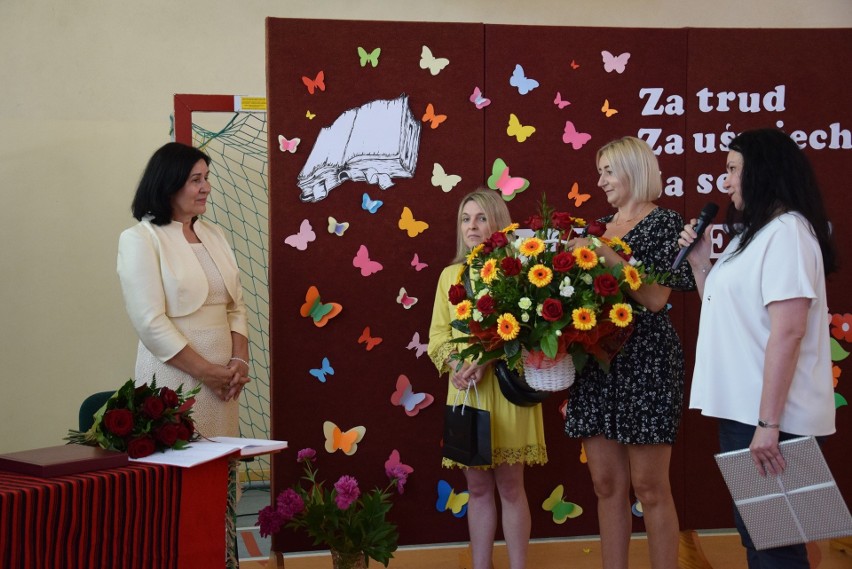 Uczniowie szkół z gminy Bodzentyn uroczyście zakończyli rok szkolny, były życzenia i gratulacje. Zobaczcie zdjęcia