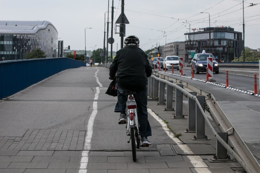 Kraków. Komunikacyjnej rewolucji ciąg dalszy: powstaje droga rowerowa na moście Grunwaldzkim [ZDJĘCIA]