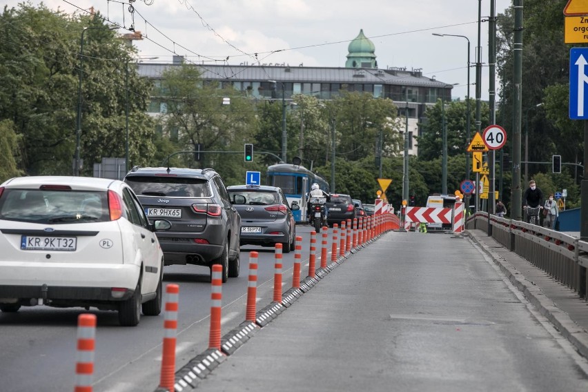 Kraków. Komunikacyjnej rewolucji ciąg dalszy: powstaje droga rowerowa na moście Grunwaldzkim [ZDJĘCIA]