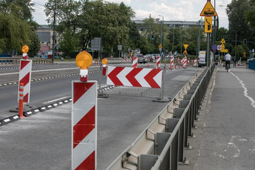 Kraków. Komunikacyjnej rewolucji ciąg dalszy: powstaje droga rowerowa na moście Grunwaldzkim [ZDJĘCIA]