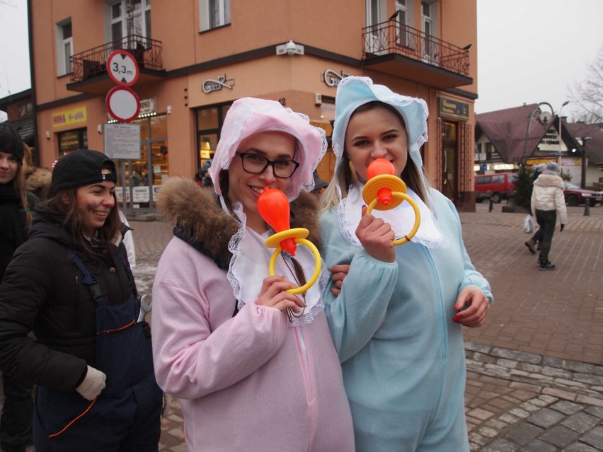 Zakopane. Maturzyści zatańczyli poloneza na Krupówkach [ZDJĘCIA,WIDEO]