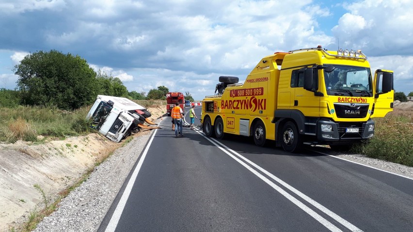 Aktualizacja, g. 12.00. Trwa akcja wyciągania ciężarówki. DK...