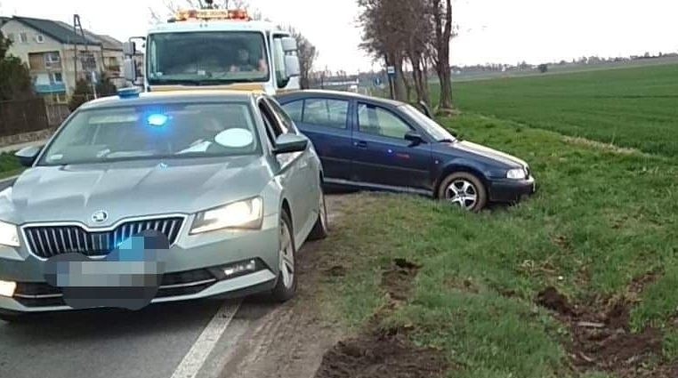 Dzierżanowo. Pijany wjechał do rowu. Był agresywny w stosunku do ratowników, chciał przekupić policjantów. 17.04.2021