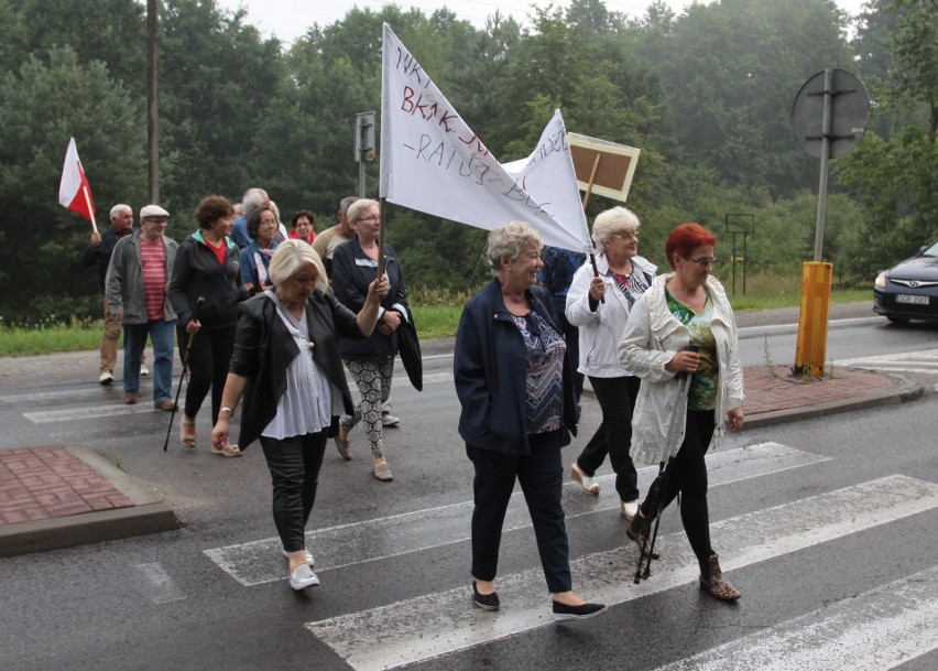 Protest w Jedlni - Letnisko. Mieszkańcy znów zablokowali drogę Radom - Kozienice. Bronią karetki