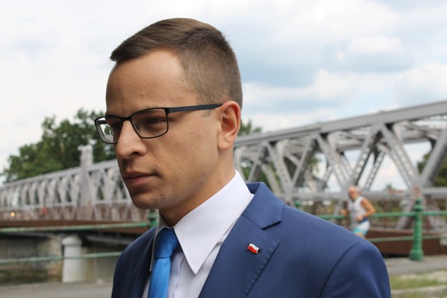 PiS wyciął PSL i stanowiska w agencji obsadził swoimi ludźmiWojciech Komarzyński, 26-letni radny PiS-u z Brzegu, został kierownikiem biura agencji w Prudniku.