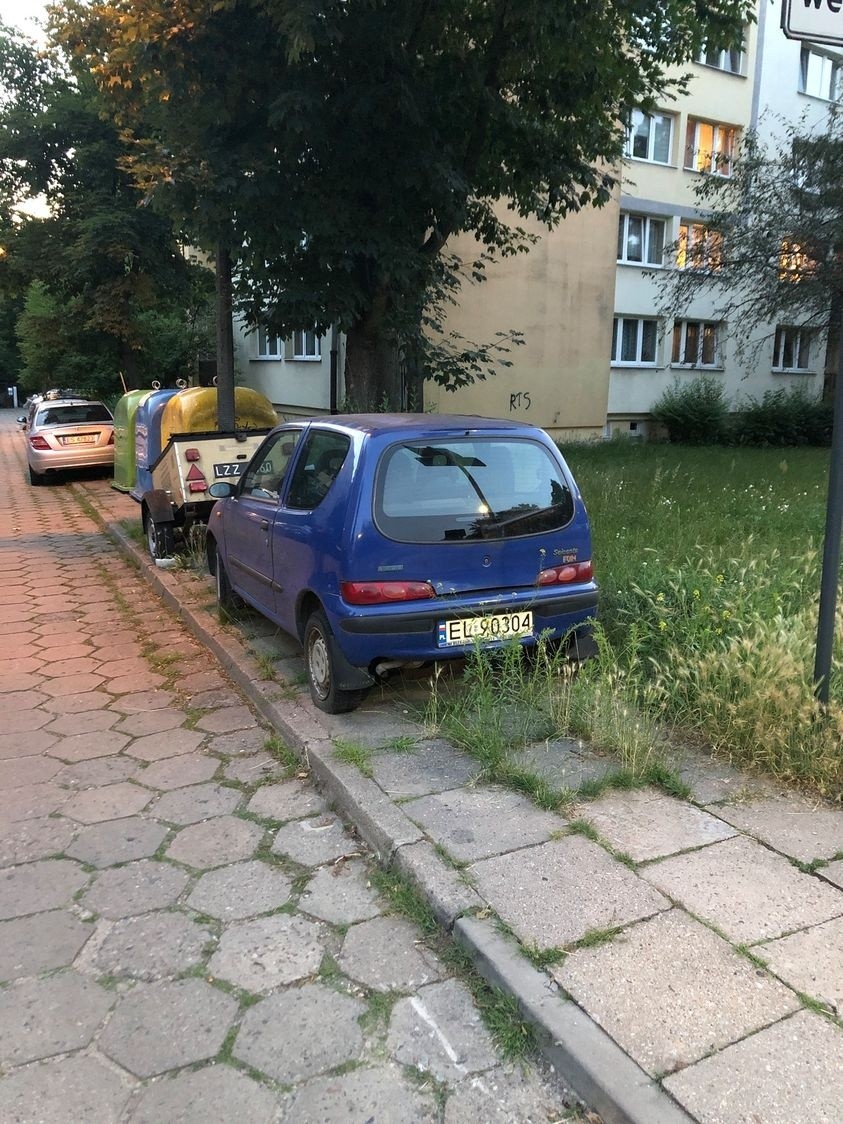 Stare samochody i wraki zajmują miejsca parkingowe w Łodzi