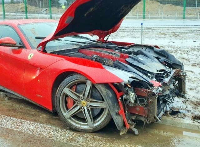 Kierowca czerwonego ferrari sytracił panowanie nad samochodem i uderzył w barierki.