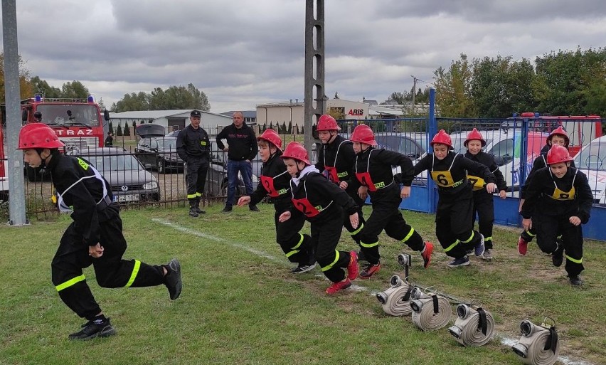 Zawody sportowo – pożarnicze na stadionie w Szydłowcu. Rywalizowały jednostki z dwóch gmin. Zobaczcie zdjęcia