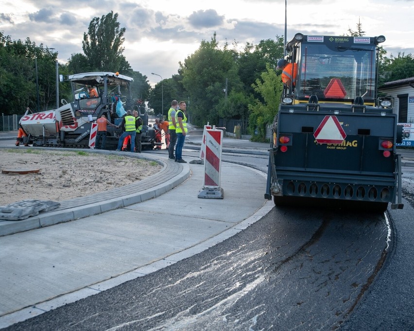 Na rondzie jest układana ostatnia warstwa asfaltu.