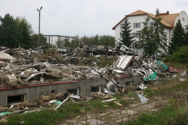 Minęło 8 miesięcy, a na szkolnym placu nadal znajdują się gruzy.