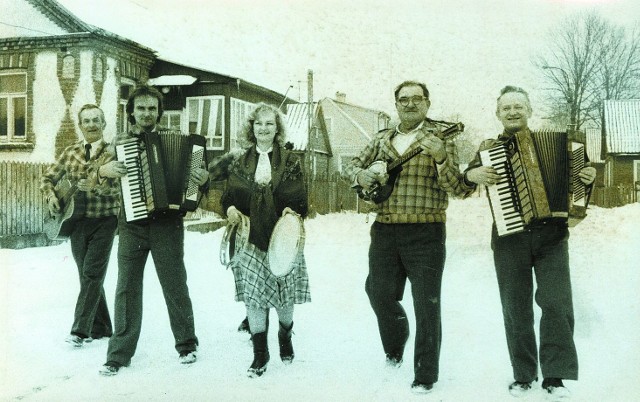 1985 r. Kapela świętuje pierwsze dziesięciolecie.  Od lewej: Jan Kruszewski, Janusz Chomutowski, Roma  Głowacka, Leon Augustynowicz, Eugeniusz Biegański.