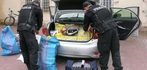 Policjanci doliczyli się w sumie trzech litrów alkoholu i 4,8 tys. paczek papierosów.