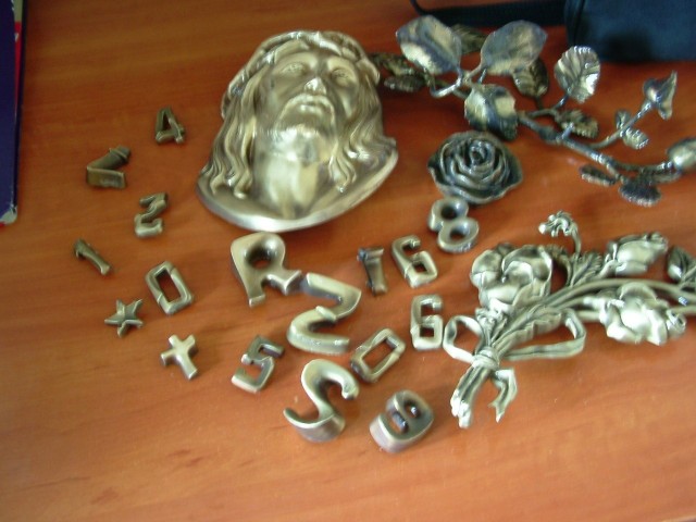 Rzeczy znalezione przy zatrzymanym na cmentarzu 35-latku z Ostrowca Świętokrzyskiego.