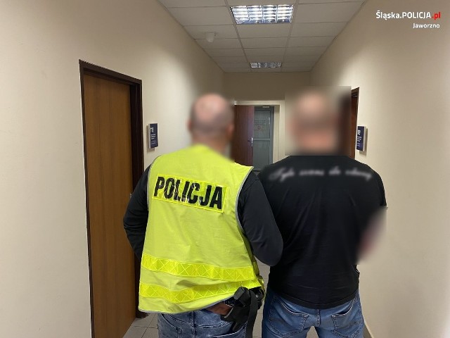 Chodzili po mieście z nożem i maczetą. Zaatakowali policjantów .