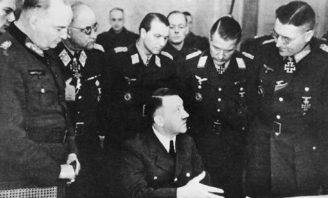 Adolf Hitler podczas narady z oficerami sztabu Grupy Armii &#8222;Wisła&#8221; w styczniu 1945 r. W tworzonym przez to zgrupowanie systemie obrony, Kołobrzegodgrywał istotną rolę, przede wszystkim jako punkt przerzutowy niemieckich uchodźców.