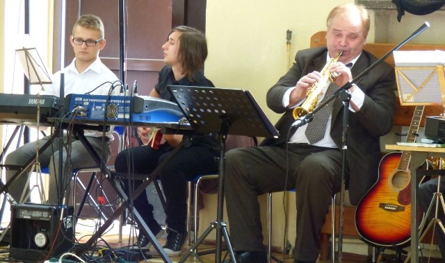 Zespół muzyczny buskiego "mechanika", prowadzony przez grającego na saksofonie Jerzego Koselę, dostraja się już do piątkowego występu na ślubowaniu pierwszaków.