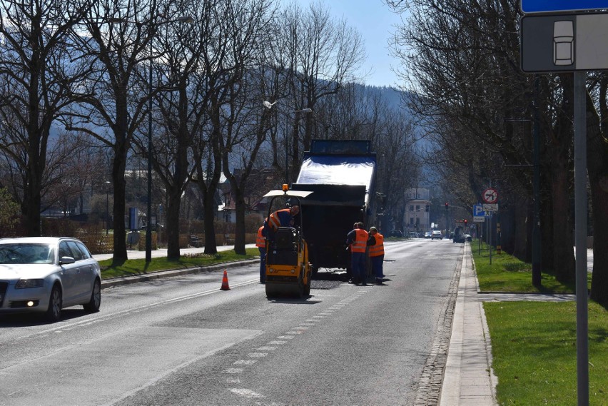 Zakopane. Ruszyły pozimowe remonty dróg. Drogowcy łatają dziury w jezdniach 