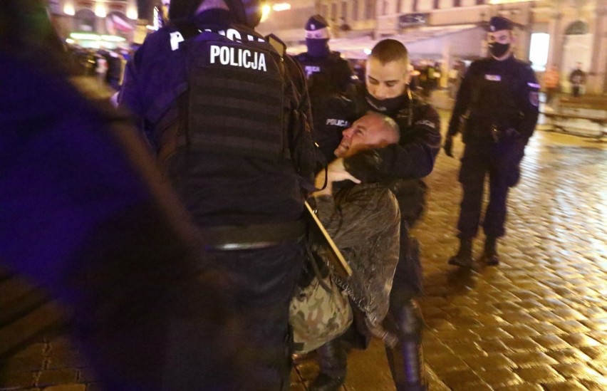 Niedzielne protesty we Wrocławiu. Policja zatrzymała kilku bojówkarzy [ZDJĘCIA]