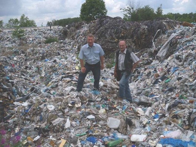 Marek Wassensteiner ze Skoroszyc (z lewej) uważa, że za likwidację wysypiska powinni zapłacić ci, którzy zwieźli tutaj ten cały śmietni k. Plastik miał być użyty do produkcji alternatywnego paliwa.