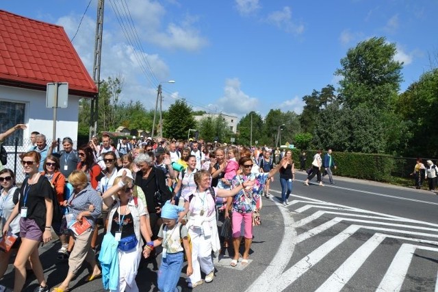 Niemal trzystuosobowa grupa pielgrzymów z Szydłowca wyruszyła we wtorek na pielgrzymi szlak.