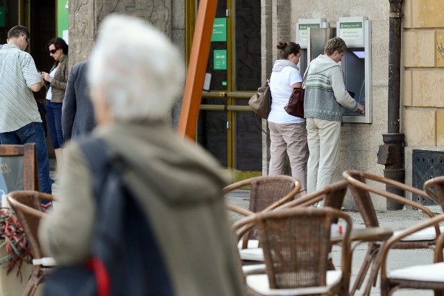 Urząd Statystyczny w Szczecinie przedstawił raport o sytuacji społeczno-gospodarczej województwa zachodniopomorskiego w lutym 2018 roku. Przyjrzeliśmy się danym dotyczącym zarobkom. Ile wynosi przeciętne wynagrodzenie  brutto w sektorze przedsiębiorstw w naszym województwie. W jakich sektorach zarabia się najwięcej? Zobaczcie.Zobacz także Wolimy redukować czas pracy niż pracować dłużej i więcej zarabiać