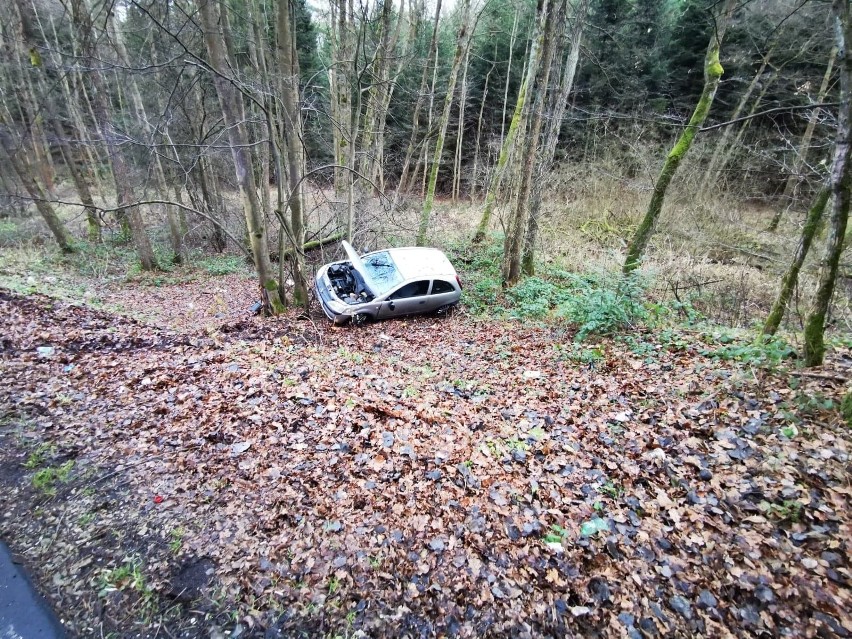 Zagórzany. Auto wypadło z drogi i stoczyło się ze skarpy