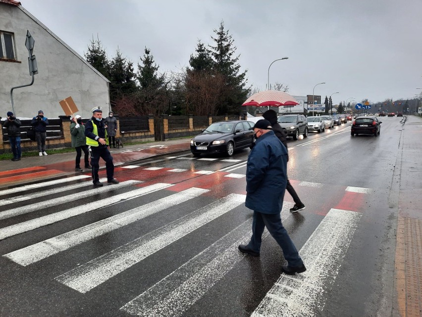 Tarnobrzeg. Zablokowali przejście dla pieszych na drodze wojewódzkiej, walczą o ekrany przy obwodnicy miasta (ZDJĘCIA, WIDEO)