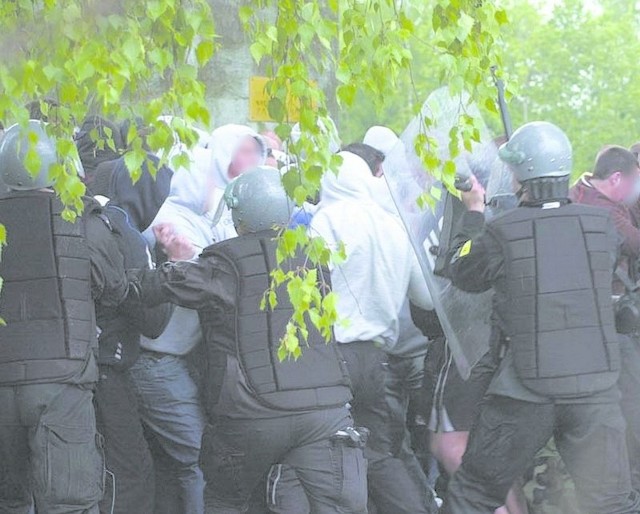 Przepychanki kibiców z policją przy stadionie przy ul. Zielonej.